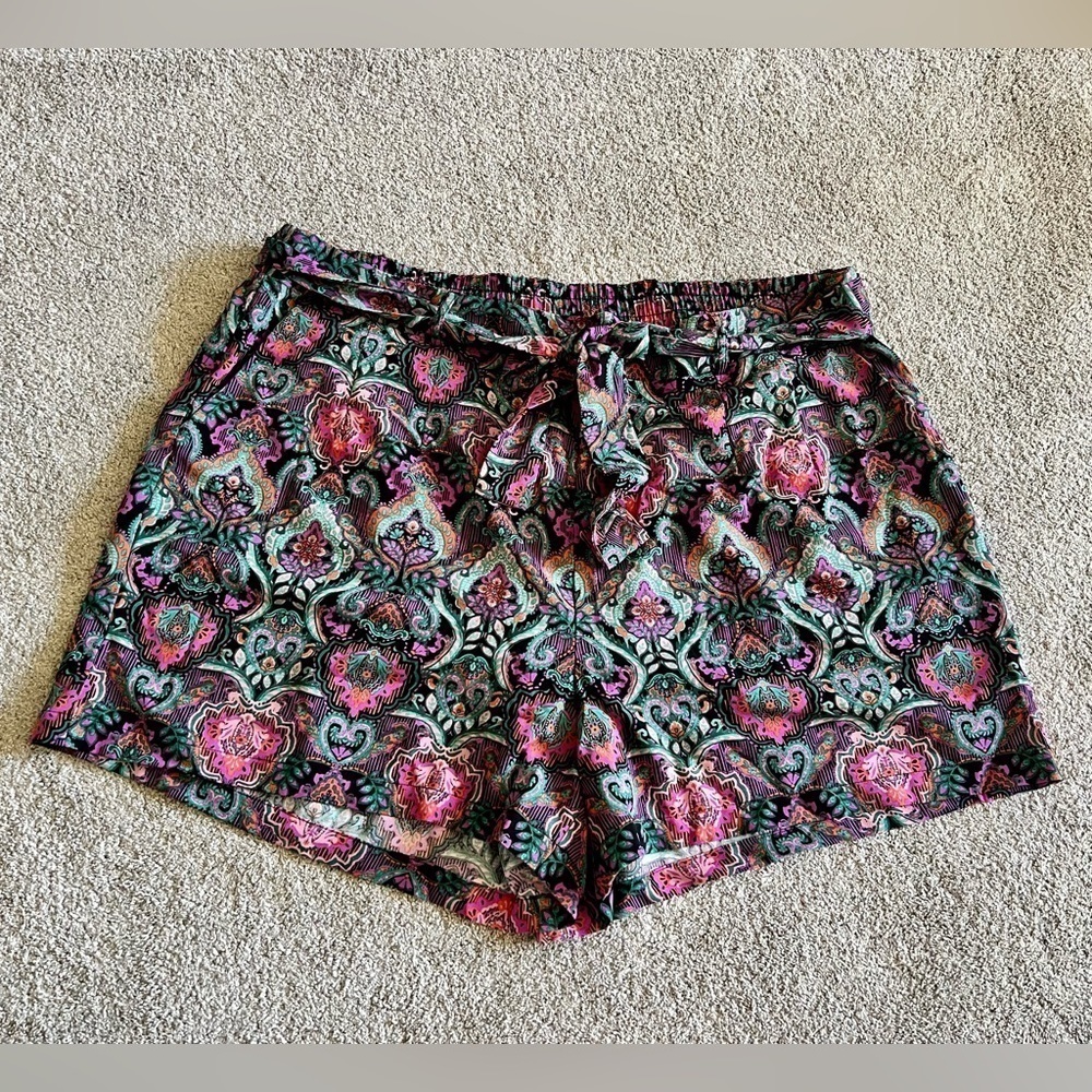 New Torrid Size 4 Shorts 5" Pull-On Stretch Crepe Mid-Rise Tie-Front Paisley